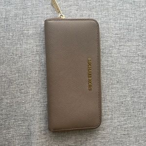 Michael Kors wallet, Brand new without tags never used